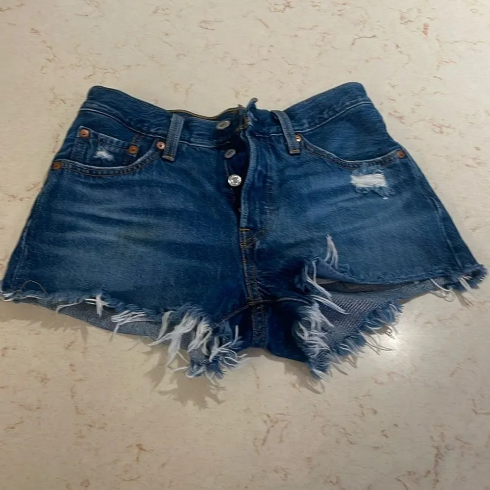 Levi’s short cutoff frayed denim shorts button fly SZ /4